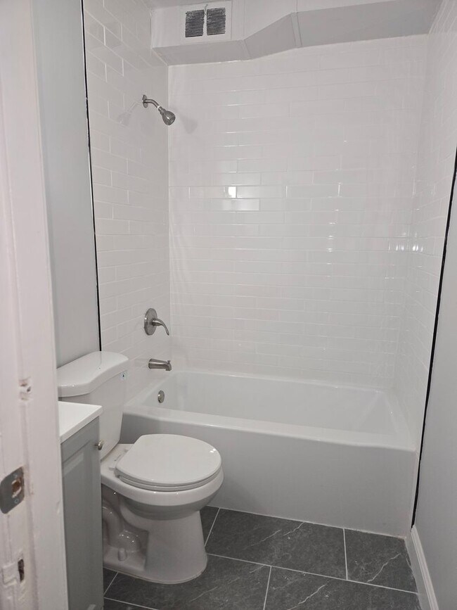 Building Photo - 315 E Morton St