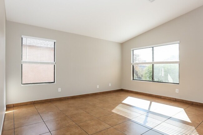 Building Photo - 8516 W Elm St