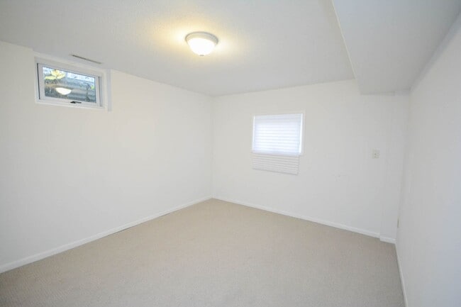 Building Photo - Gorgeous NE Rochester home with TONS of sp...