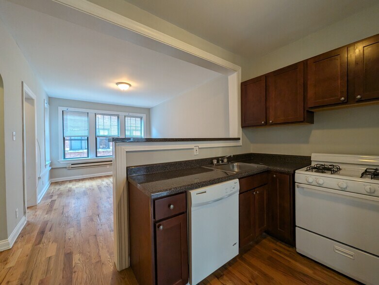 Building Photo - 4409 N Wolcott Ave