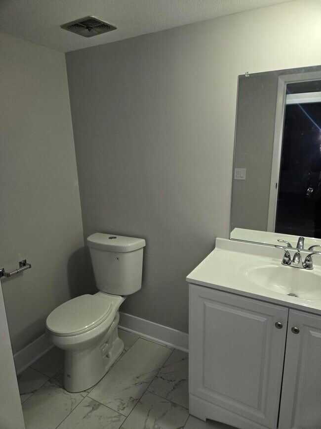 Building Photo - 1808 Fayette Walk