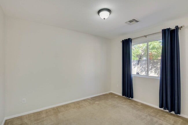 Building Photo - New Listing in Peoria