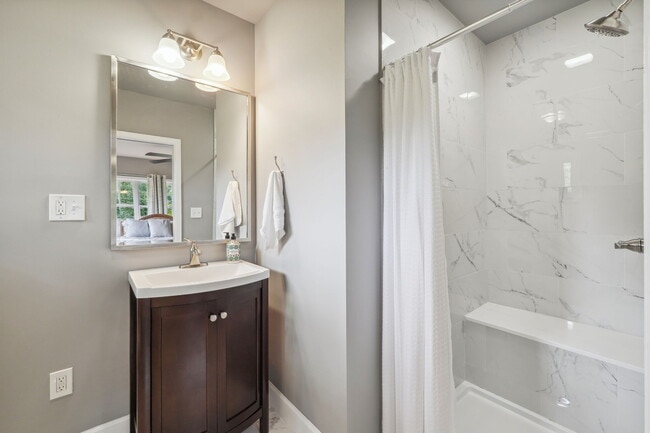 Building Photo - 821 Lakemont Dr