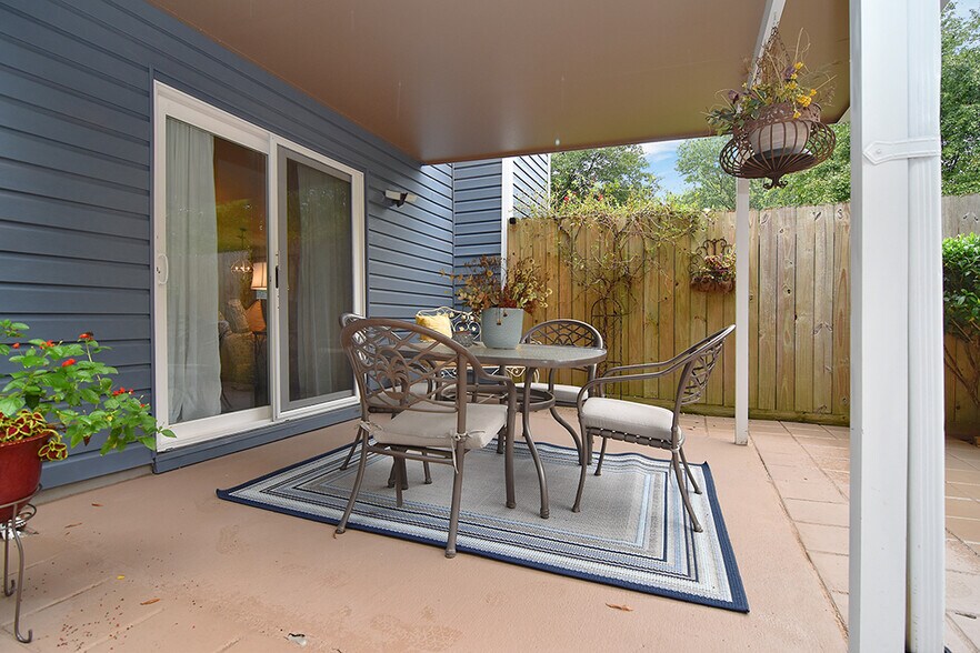 Building Photo - 16611 Glenfurness Dr