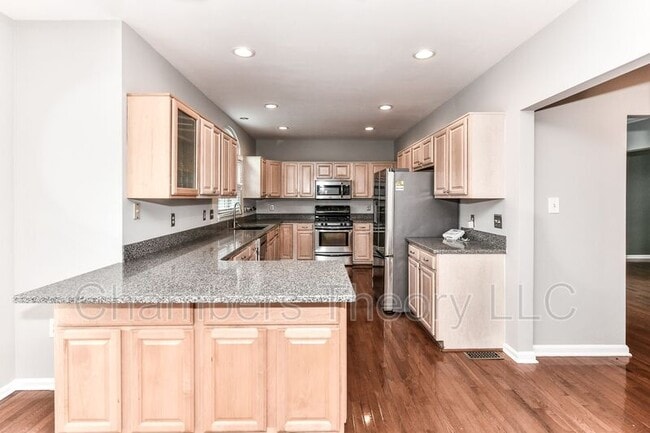 Building Photo - 6033 Woodlake Ln
