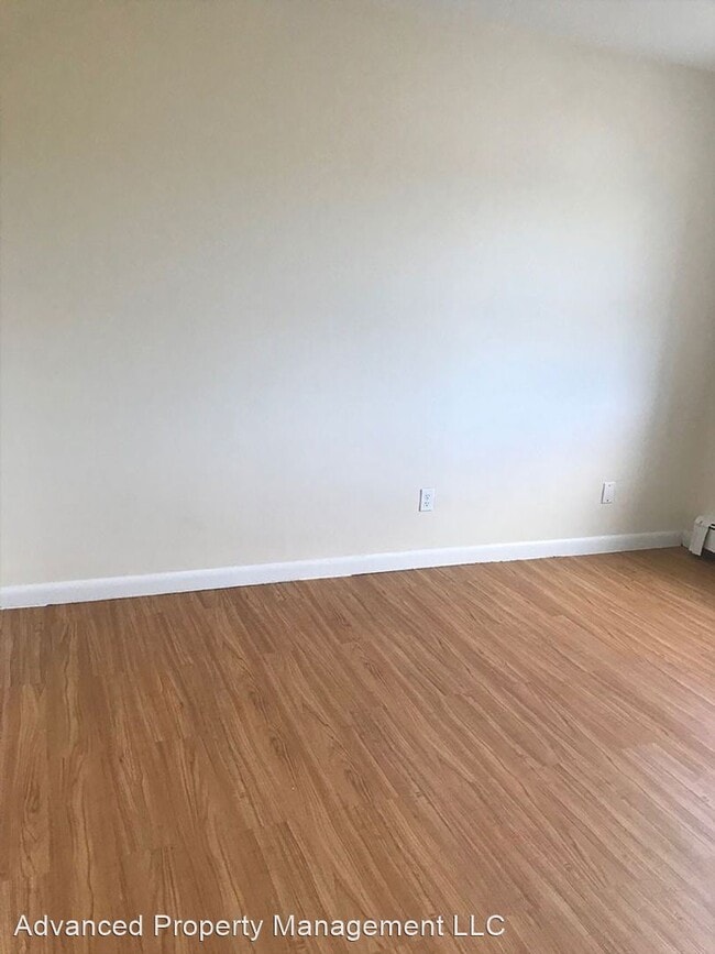 Building Photo - 1045 River St