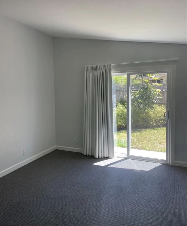 Building Photo - Updated 2 Bedroom