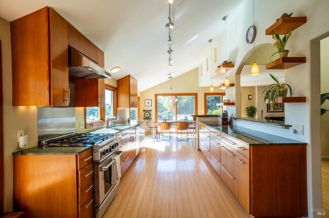 Building Photo - 452 Chestnut Ave