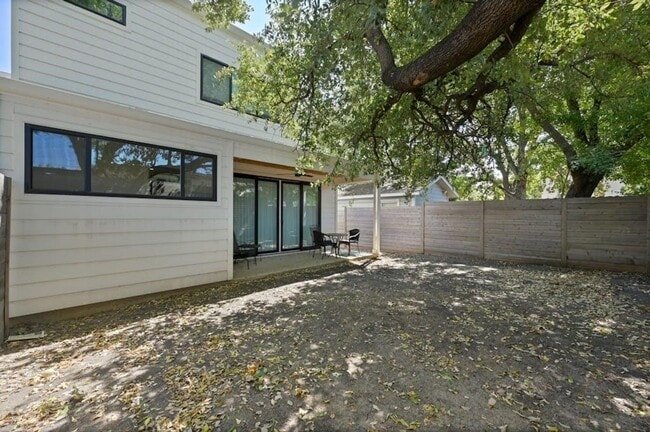 Building Photo - Best free standing 2 bed 2 bath House in great location