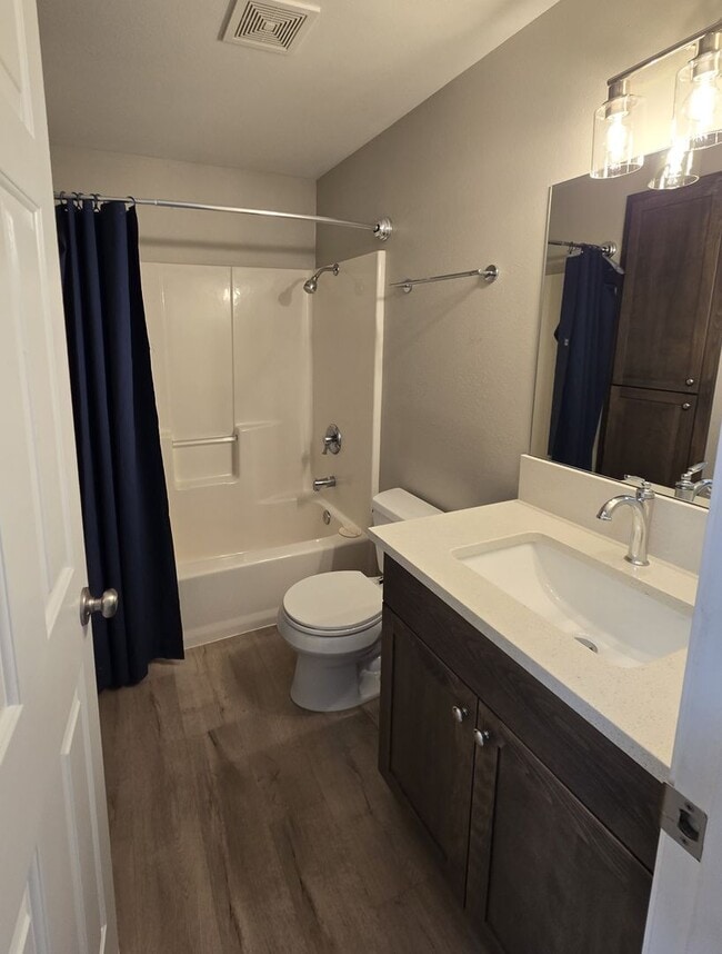 Building Photo - Single level, 3 Bedroom, 2 Bath House on c...