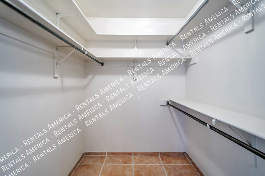 Building Photo - 3650 E Quenton Dr