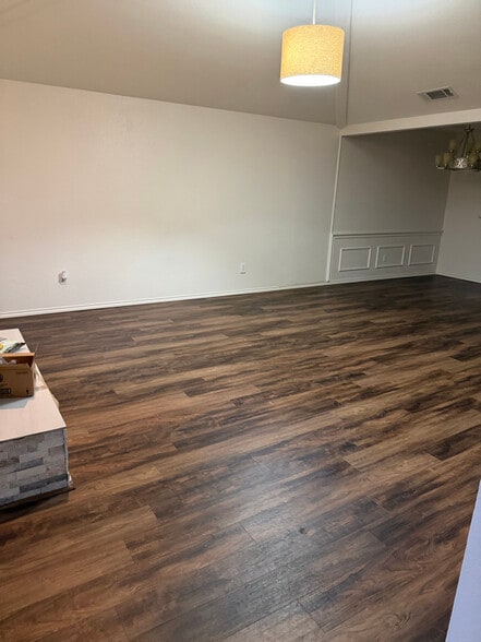 Building Photo - 903 Teakwood Ln