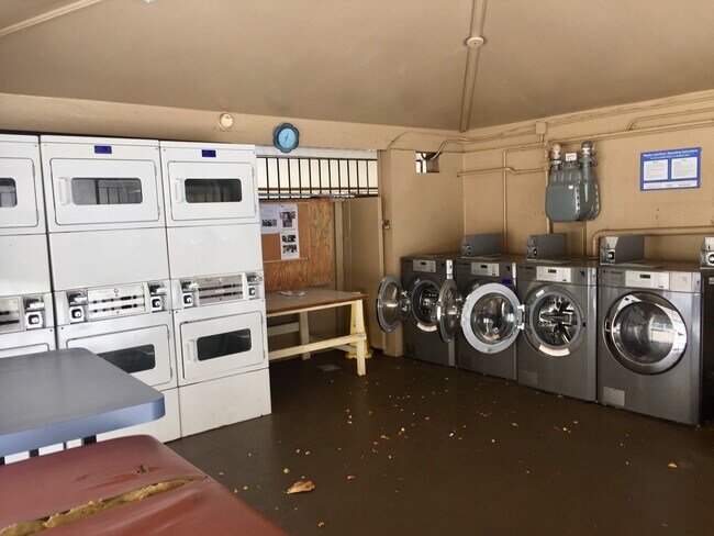 Building Photo - Pearlridge Sunset: 3 Bedroom, 1 Bath Condo...