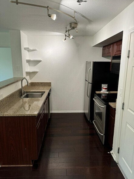 Open plan living, kitchen and breakfast area - 1970 Columbia St