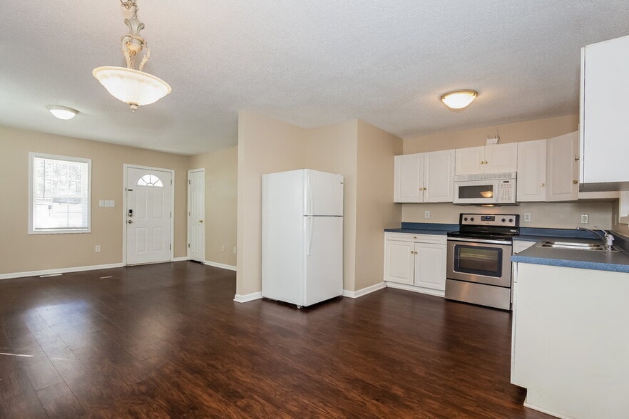 Building Photo - 103 Doree Ln