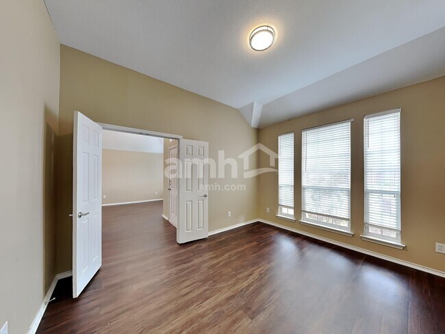 Building Photo - 8000 Bonito Dr