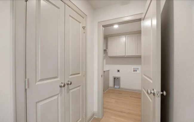 Building Photo - 382 Mary Cir