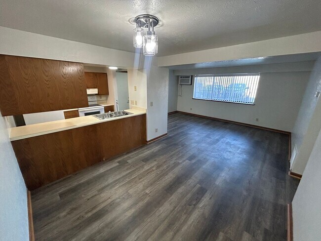 Building Photo - 2 bedroom 1 bath ground floor apartment