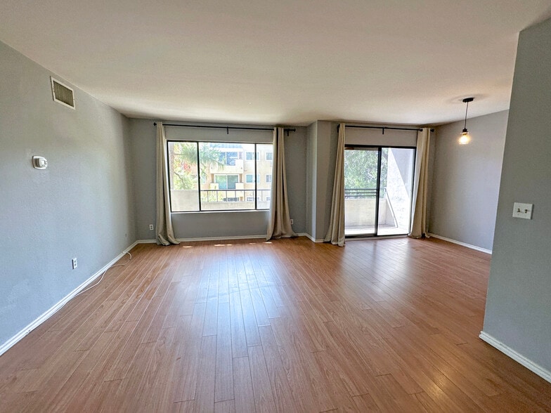 Building Photo - 700 Westmount Dr