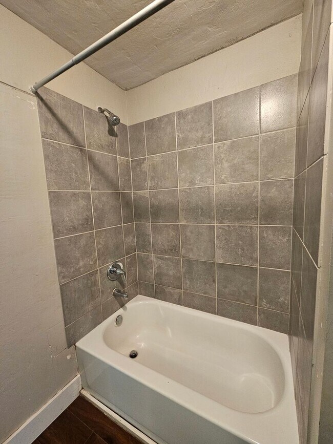 Building Photo - 2 bedroom | 1 Bathroom Home | Pets Welcome!