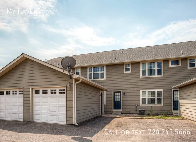 Building Photo - Dual Primary Bedrooms in Great Townhome