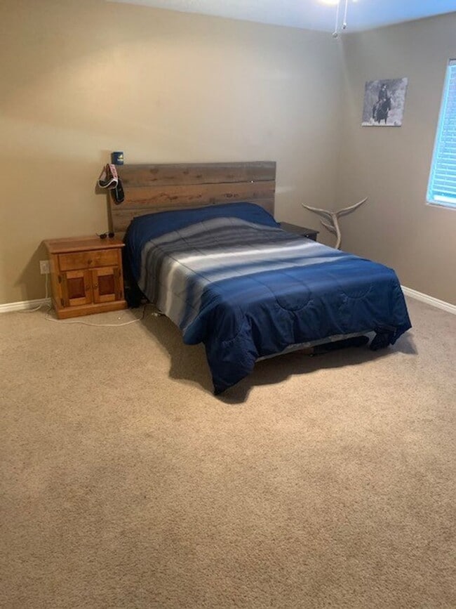 Building Photo - Room for Rent