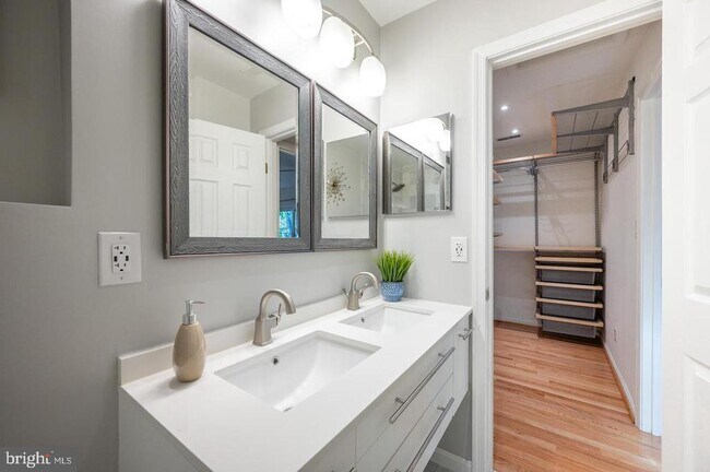 Building Photo - 122 Sanborn Pl