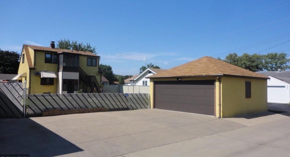 Building Photo - 825 5th Ave S