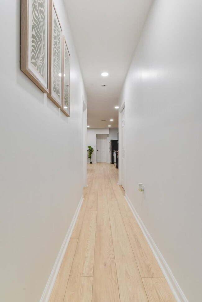 Building Photo - 1255 Raum St NE