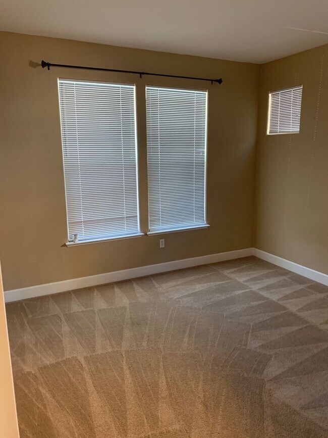 Building Photo - 4BR/3BA Single Family House - Brentwood