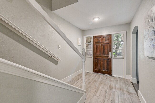 Building Photo - 13194 Trail Hollow Dr
