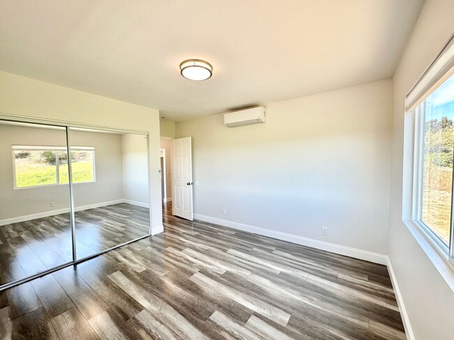 Building Photo - Wonderful & Freshly Remodeled, Spacious Si...