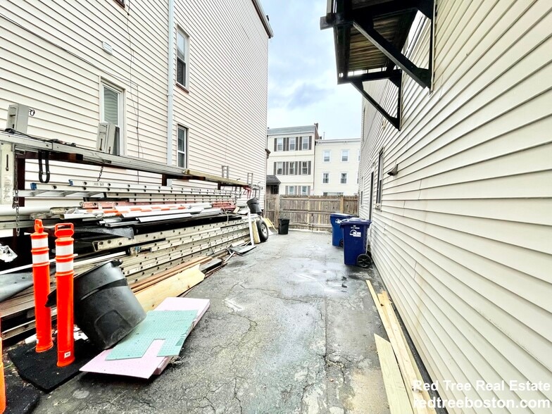 Building Photo - 523 E 3rd St