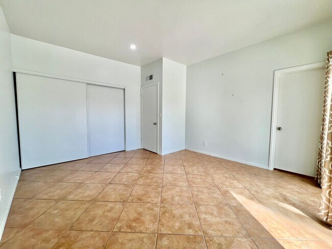Building Photo - AVAILABLE NOW! 3 Bedroom 2 Bathroom POOL HOME in Palm Springs !