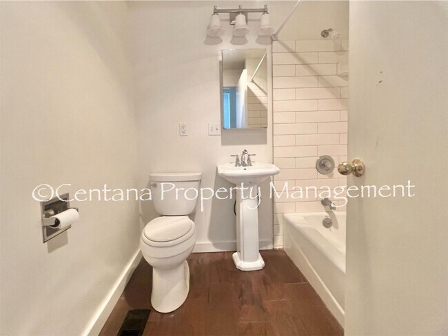 Building Photo - Beautiful 1 bedroom in a duplex!