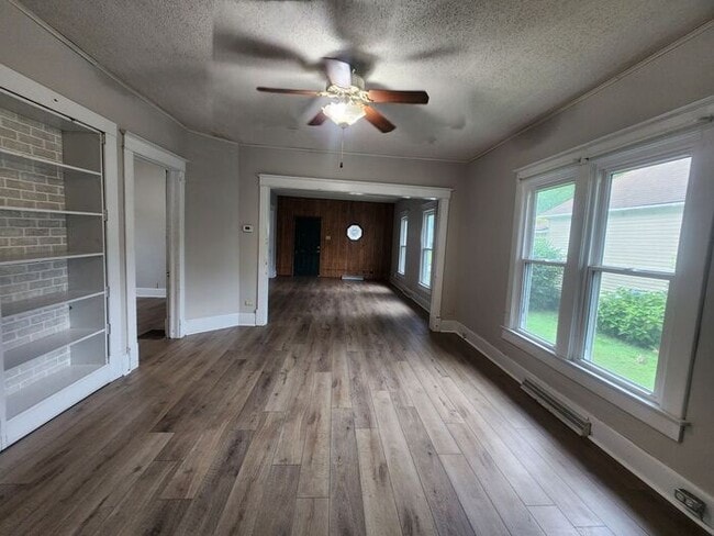 Building Photo - Large Family Home in Clinton