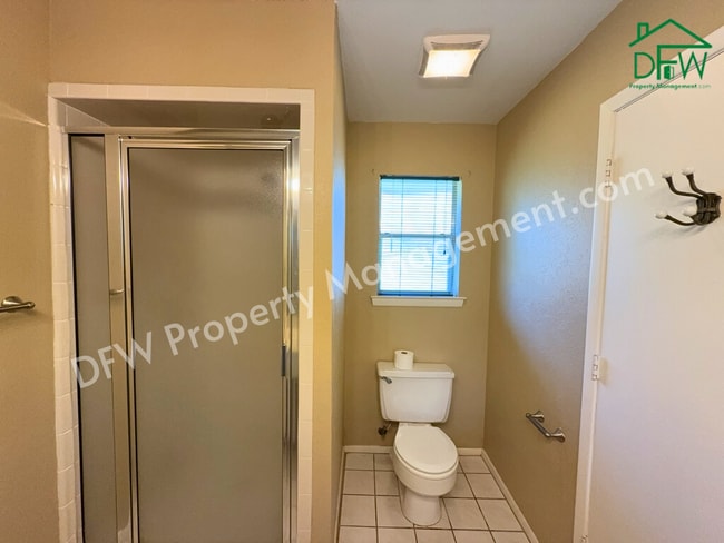 Building Photo - Charming 3-Bedroom Home with Fenced Backyard & Fireplace in Arlington!