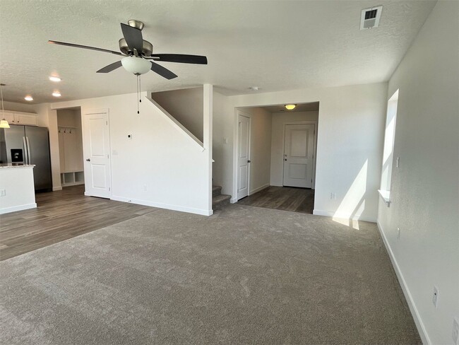 Building Photo - Bright and spacious 4 Bedroom 2.5 Bath hom...