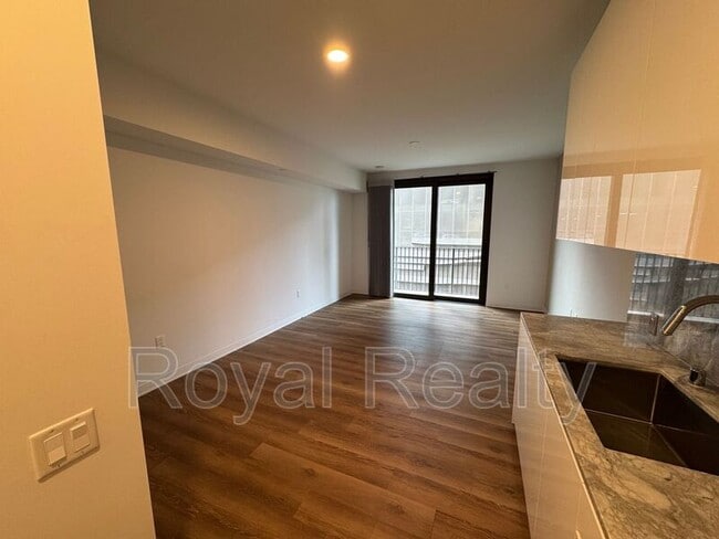 Primary Photo - 987 Queen St