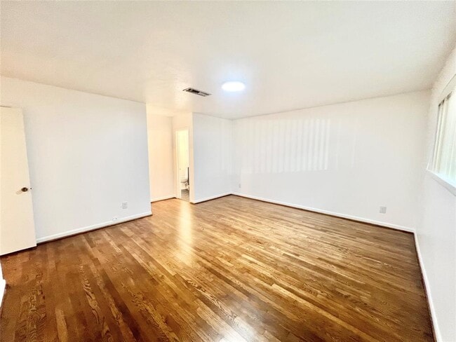 Building Photo - 5546 Beechnut St