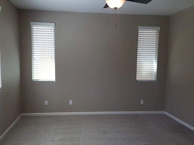 Building Photo - Well Maintained, spacious 3 bedroom single family home nestled in a great neighborhood in Rosevil...