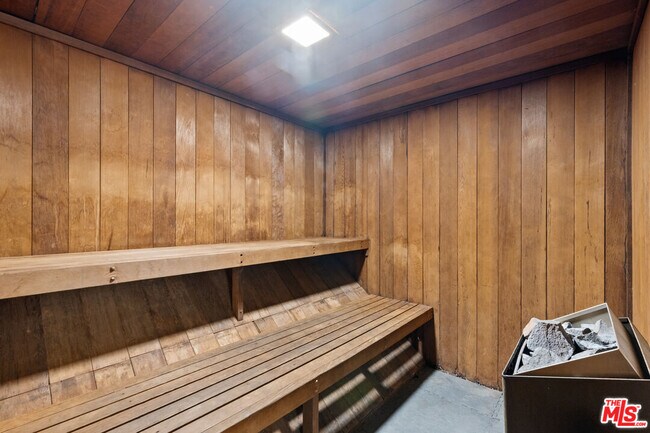 Building Photo - 6000 Canterbury Dr