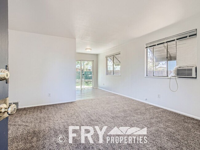 Building Photo - Updated large 2bed/1bath