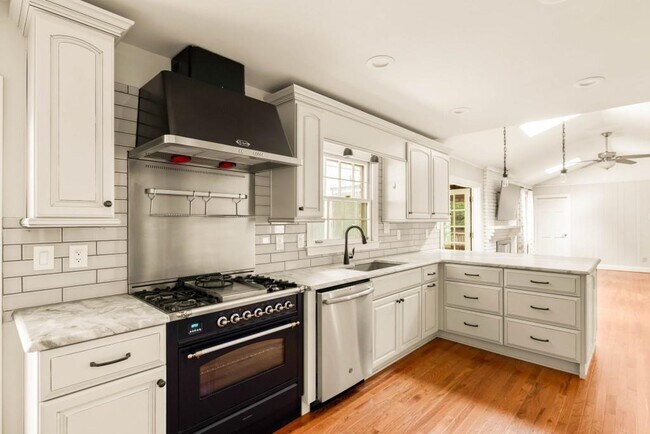 Building Photo - 2646 Caladium Dr NE
