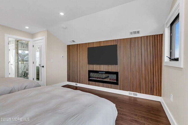 Building Photo - 320 Silver Lagoon Dr