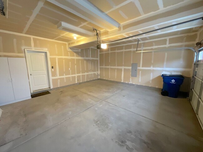 Building Photo - 3 Bedroom Townhome Available Near Barnes Rd & Peterson Rd!