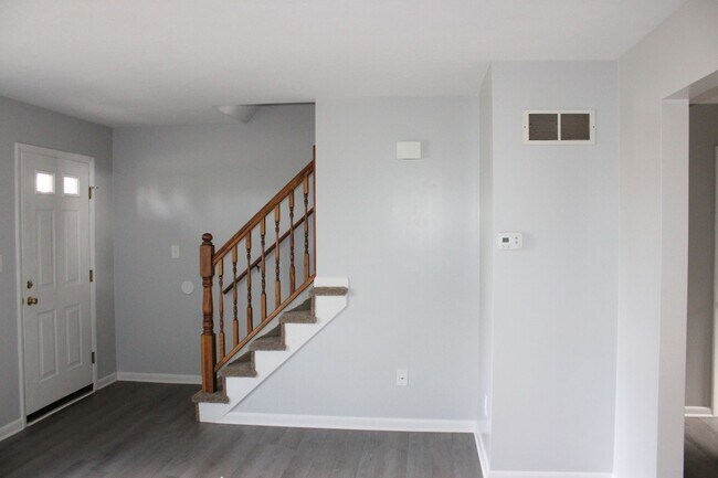 Building Photo - Two Bedroom Townhome with Attached Garage