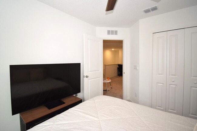 Building Photo - Spacious 3-bedroom, 2.5-bath townhome