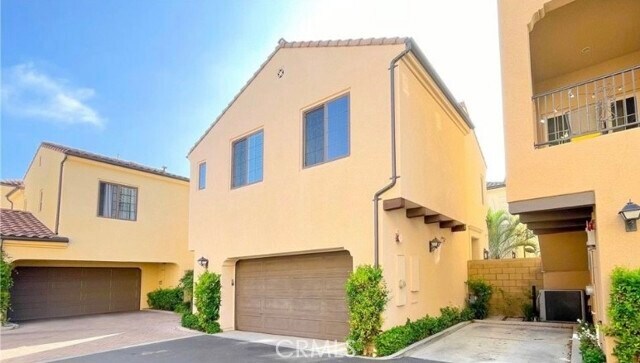 Building Photo - 111 Painted Trellis