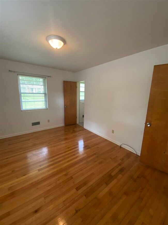 Building Photo - 1006 Ivanhoe Rd
